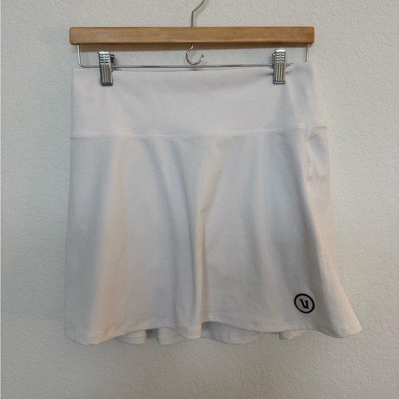 Vuori White Valley Tennis Skirt Size Medium in White - Picture 2 of 7